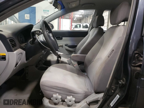 2006 Hyundai Accent GLS z VIN KMHCN46C56U036710, wystawiony jako Copart lot #84831284 z przebiegiem 202 556 mil mil oraz Nie do naprawy • Non repairable. Historia ofert i sprzedaży dostępna na DreamBid. Obrazek 7.