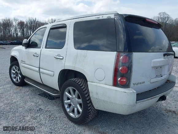2007 GMC Yukon Denali with VIN 1GKFK638X7J136699, listed as a IAAI auction lot 41803850 with 192,541 mi miles. Bid and sale history available at carsss.com. Image 3.