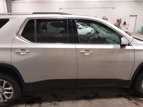 2018 Chevrolet Traverse LT Cloth z VIN 1GNEVGKW9JJ144070, wystawiony jako IAAI lot #42118002 z przebiegiem 142 006 mil mil oraz . Historia ofert i sprzedaży dostępna na DreamBid. Obrazek 14.