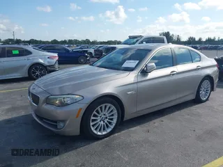 2011 BMW 5 Series 535i z VIN WBAFR7C50BC803633, wystawiony jako IAAI lot #42281444 z przebiegiem 240 903 mil mil oraz . Historia ofert i sprzedaży dostępna na DreamBid. Obrazek 2.