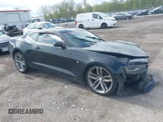 2017 Chevrolet Camaro 1LT z VIN 1G1FB1RS0H0200251, wystawiony jako IAAI lot #42233938 z przebiegiem 53 118 mil mil oraz . Historia ofert i sprzedaży dostępna na DreamBid. Obrazek 1.