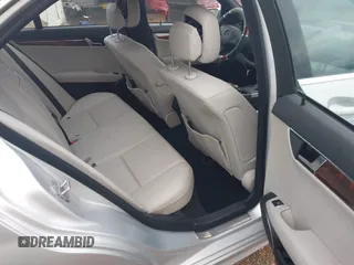 2010 Mercedes-Benz C 300 Sport z VIN WDDGF5EB6AR111658, wystawiony jako IAAI lot #41044200 z przebiegiem 140 599 mil mil oraz . Historia ofert i sprzedaży dostępna na DreamBid. Obrazek 8.