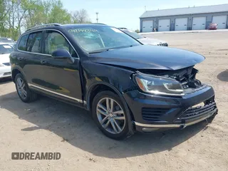 2015 Volkswagen Touareg Lux z VIN WVGEP9BP2FD007450, wystawiony jako IAAI lot #42144344 z przebiegiem 174 308 mil mil oraz . Historia ofert i sprzedaży dostępna na DreamBid. Obrazek 1.