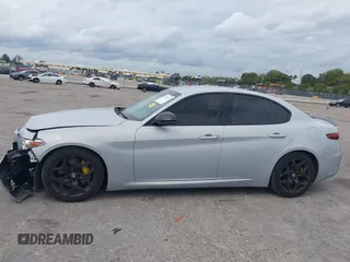 2021 Alfa Romeo Giulia z VIN ZARFAMAN8M7647659, wystawiony jako IAAI lot #41721671 z przebiegiem 49 213 mil mil oraz . Historia ofert i sprzedaży dostępna na DreamBid. Obrazek 14.