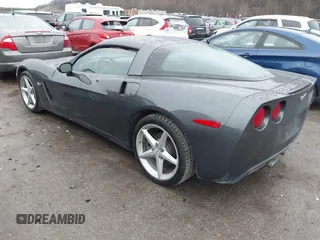 2013 Chevrolet Corvette 1LT z VIN 1G1YE2DW6D5109028, wystawiony jako IAAI lot #41100665 z przebiegiem 32 095 mil mil oraz . Historia ofert i sprzedaży dostępna na DreamBid. Obrazek 3.