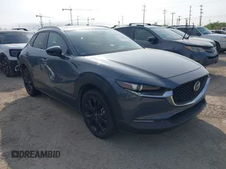2024 Mazda CX-30 S Preferred z VIN 3MVDMBCM0RM681804, wystawiony jako IAAI lot #42324332 z przebiegiem 21 897 mil mil oraz . Historia ofert i sprzedaży dostępna na DreamBid. Obrazek 1.