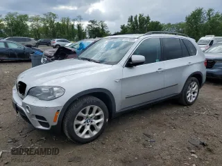 2013 BMW X5 xDrive35i z VIN 5UXZV4C52D0G51984, wystawiony jako Copart lot #55978995 z przebiegiem 163 866 mil mil oraz Szkody całkowita. Historia ofert i sprzedaży dostępna na DreamBid. Obrazek 1.