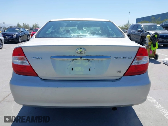2003 Toyota Camry LE z VIN 4T1BF30K93U555189, wystawiony jako IAAI lot #42086826 z przebiegiem 120 840 mil mil oraz . Historia ofert i sprzedaży dostępna na DreamBid. Obrazek 16.