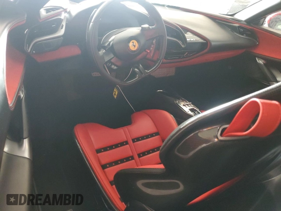 2024 Ferrari SF90 z VIN ZFF96NMAXR0307213, wystawiony jako Copart lot #74306594 z przebiegiem Nie podano mil oraz Nie do naprawy. Historia ofert i sprzedaży dostępna na DreamBid. Obrazek 8.