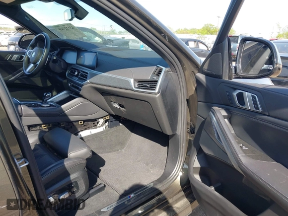 2021 BMW X6 sDrive40i z VIN 5UXCY4C06M9F26841, wystawiony jako IAAI lot #42122749 z przebiegiem 10 072 mil mil oraz . Historia ofert i sprzedaży dostępna na DreamBid. Obrazek 5.
