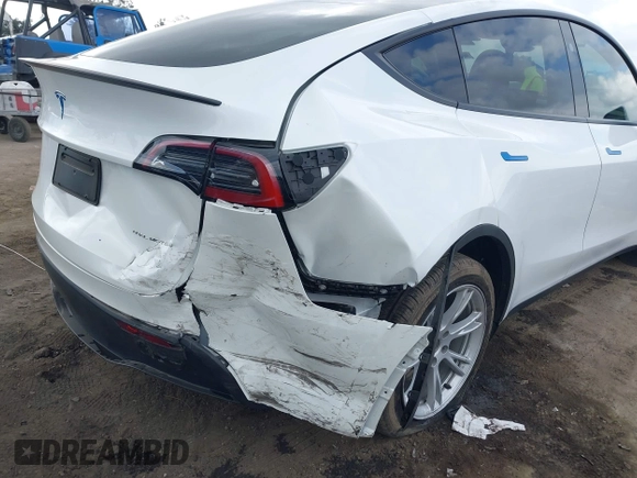 2024 Tesla Model Y Long Range with VIN 7SAYGDEE5RF036018, listed as a IAAI auction lot 42120803 with 25,347 mi miles. Bid and sale history available at carsss.com. Image 6.