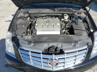 2008 Cadillac DTS 1SA z VIN 1G6KD57Y48U106139, wystawiony jako Copart lot #49046545 z przebiegiem 53 550 mil mil oraz Szkody całkowita. Historia ofert i sprzedaży dostępna na DreamBid. Obrazek 11.