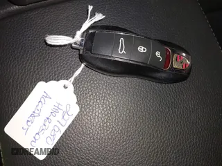 2016 Porsche Panamera S E-Hybrid z VIN WP0AD2A74GL040039, wystawiony jako IAAI lot #42411042 z przebiegiem 60 616 mil mil oraz . Historia ofert i sprzedaży dostępna na DreamBid. Obrazek 11.