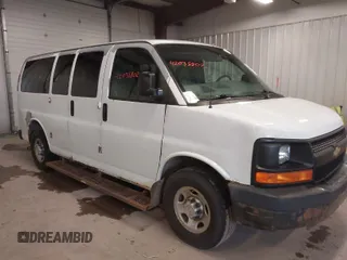 2008 Chevrolet Express Passenger z VIN 1GAGG25K881144622, wystawiony jako IAAI lot #42038802 z przebiegiem 178 140 mil mil oraz . Historia ofert i sprzedaży dostępna na DreamBid. Obrazek 1.