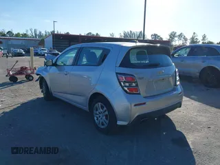 2020 Chevrolet Sonic LT z VIN 1G1JG6SB6L4120442, wystawiony jako IAAI lot #41485829 z przebiegiem 52 073 mil mil oraz . Historia ofert i sprzedaży dostępna na DreamBid. Obrazek 3.