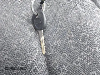 2001 Saturn SL z VIN 1G8ZH528X1Z355295, wystawiony jako IAAI lot #42057484 z przebiegiem 202 555 mil mil oraz . Historia ofert i sprzedaży dostępna na DreamBid. Obrazek 11.