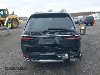 2025 BMW X7 xDrive40i z VIN 5UX23EM01S9Y67220, wystawiony jako IAAI lot #41722504 z przebiegiem 7 522 mil mil oraz . Historia ofert i sprzedaży dostępna na DreamBid. Obrazek 16.