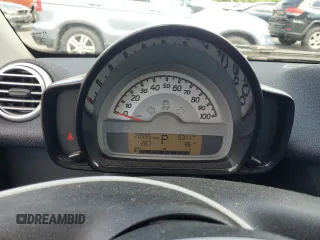 2015 Smart fortwo Passion z VIN WMEEJ3BA8FK797266, wystawiony jako Copart lot #64777655 z przebiegiem 20 995 mil mil oraz Szkoda całkowita • Salvage title. Historia ofert i sprzedaży dostępna na DreamBid. Obrazek 9.