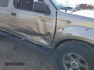 2004 Nissan Frontier XE z VIN 1N6ED27T54C427374, wystawiony jako IAAI lot #41712499 z przebiegiem 218 902 mil mil oraz . Historia ofert i sprzedaży dostępna na DreamBid. Obrazek 6.