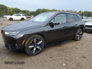 2022 BMW iX xDrive50 z VIN WB523CF05NCK47671, wystawiony jako Copart lot #69265573 z przebiegiem 13 090 mil mil oraz . Historia ofert i sprzedaży dostępna na DreamBid. Obrazek 1.