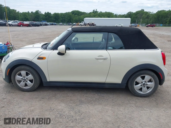 2019 MINI Convertible Cooper z VIN WMWWG5C52K3F79780, wystawiony jako IAAI lot #42622429 z przebiegiem 38 532 mil mil oraz . Historia ofert i sprzedaży dostępna na DreamBid. Obrazek 14.