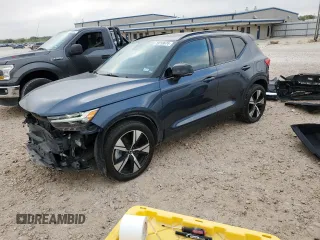 2022 Volvo XC40 Twin Plus z VIN YV4ED3UR0N2691608, wystawiony jako Copart lot #79759674 z przebiegiem 17 633 mil mil oraz Szkody całkowita. Historia ofert i sprzedaży dostępna na DreamBid. Obrazek 1.