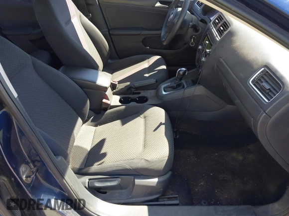 2014 Volkswagen Jetta S z VIN 3VW2K7AJ4EM256582, wystawiony jako IAAI lot #42115329 z przebiegiem 154 096 mil mil oraz . Historia ofert i sprzedaży dostępna na DreamBid. Obrazek 5.