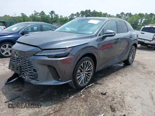 2024 Lexus RX 450h+ Luxury z VIN JTJCJMGA3R2017955, wystawiony jako IAAI lot #42395578 z przebiegiem 6 297 mil mil oraz . Historia ofert i sprzedaży dostępna na DreamBid. Obrazek 17.