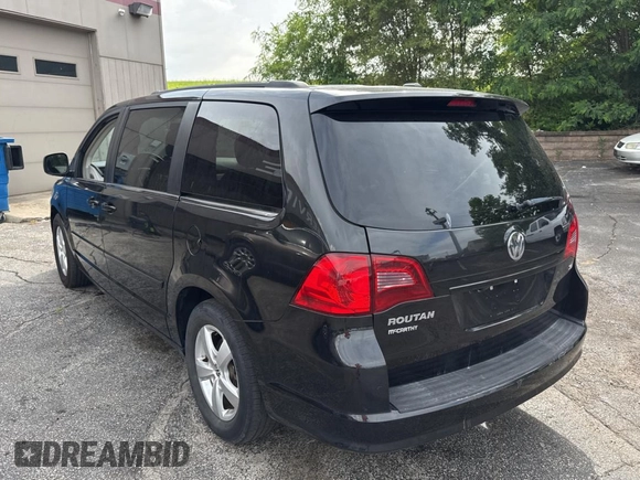2011 Volkswagen Routan SE z VIN 2V4RW3DG6BR803179, wystawiony jako Copart lot #61144745 z przebiegiem 151 556 mil mil oraz Czysty tytuł • Clean title. Historia ofert i sprzedaży dostępna na DreamBid. Obrazek 3.