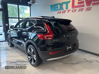 2024 Volvo XC40 Plus Bright Theme z VIN YV4L12UE6R2216347, wystawiony jako Copart lot #53724375 z przebiegiem 11 885 mil mil oraz Czysty tytuł • Clean title. Historia ofert i sprzedaży dostępna na DreamBid. Obrazek 3.