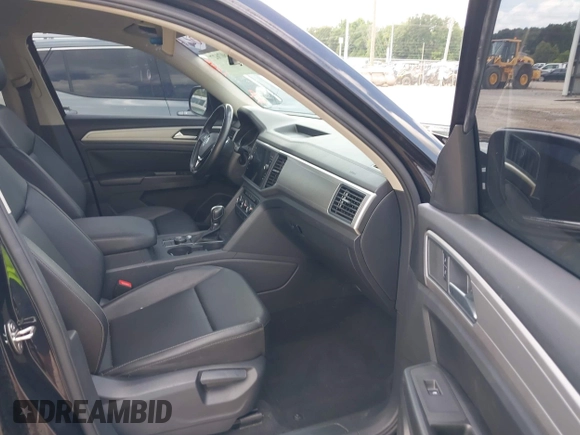 2018 Volkswagen Atlas SE z VIN 1V2KR2CA0JC575146, wystawiony jako IAAI lot #42607627 z przebiegiem 104 521 mil mil oraz . Historia ofert i sprzedaży dostępna na DreamBid. Obrazek 5.