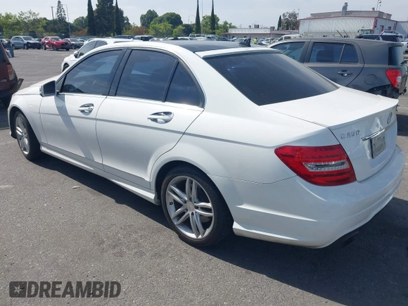 2014 Mercedes-Benz C 250 Sport z VIN WDDGF4HB0EG162208, wystawiony jako IAAI lot #42282529 z przebiegiem 91 399 mil mil oraz . Historia ofert i sprzedaży dostępna na DreamBid. Obrazek 3.