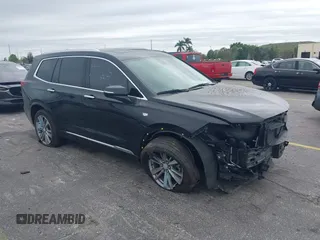 2023 Cadillac XT6 FWD Premium Luxury z VIN 1GYKPCRS6PZ106284, wystawiony jako IAAI lot #41595617 z przebiegiem 32 795 mil mil oraz . Historia ofert i sprzedaży dostępna na DreamBid. Obrazek 1.