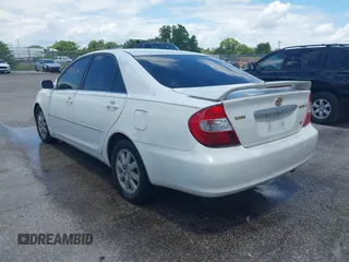 2002 Toyota Camry XLE z VIN 4T1BF32K42U035090, wystawiony jako IAAI lot #42250135 z przebiegiem 176 364 mil mil oraz . Historia ofert i sprzedaży dostępna na DreamBid. Obrazek 3.