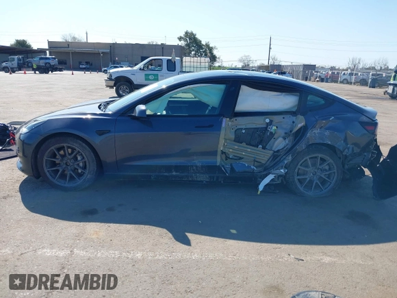 2022 Tesla Model 3 Long Range z VIN 5YJ3E1EB2NF251772, wystawiony jako IAAI lot #41773684 z przebiegiem 28 500 mil mil oraz . Historia ofert i sprzedaży dostępna na DreamBid. Obrazek 14.