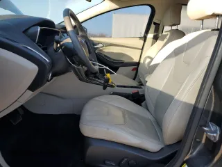 2015 Ford Focus Electric z VIN 1FADP3R44FL221828, wystawiony jako Copart lot #43067325 z przebiegiem 55 636 mil mil oraz Szkoda całkowita • Salvage title. Historia ofert i sprzedaży dostępna na DreamBid. Obrazek 7.