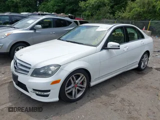 2013 Mercedes-Benz C 300 Sport с VIN WDDGF8AB1DA793939, выставлен на аукционе IAAI как лот 42537158 с пробегом 211 600 миль миль и . История ставок и продаж доступна на DreamBid. Изображение 2.