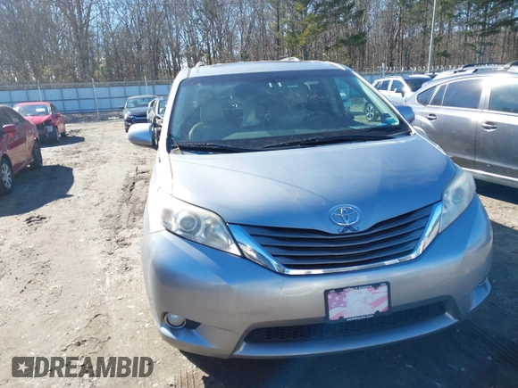 2012 Toyota Sienna XLE AAS z VIN 5TDYK3DC7CS277944, wystawiony jako IAAI lot #41311855 z przebiegiem 224 239 mil mil oraz . Historia ofert i sprzedaży dostępna na DreamBid. Obrazek 13.
