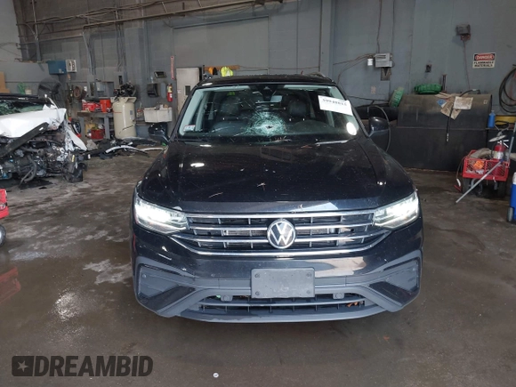 2022 Volkswagen Tiguan SE z VIN 3VV2B7AX6NM073743, wystawiony jako IAAI lot #39948815 z przebiegiem 56 368 mil mil oraz . Historia ofert i sprzedaży dostępna na DreamBid. Obrazek 12.