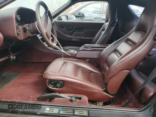 1988 Porsche 928 z VIN WP0JB0921JS860322, wystawiony jako Copart lot #48548495 z przebiegiem 136 427 mil mil oraz Szkody całkowita. Historia ofert i sprzedaży dostępna na DreamBid. Obrazek 7.