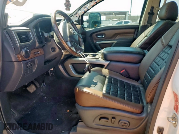 2017 Nissan Titan Pro-4X z VIN 1N6BA1F42HN575024, wystawiony jako Copart lot #52025835 z przebiegiem 23 422 mil mil oraz Czysty tytuł • Clean title. Historia ofert i sprzedaży dostępna na DreamBid. Obrazek 7.