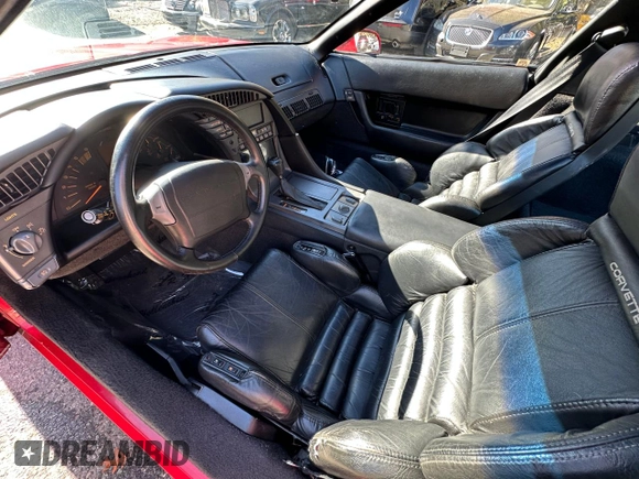 1990 Chevrolet Corvette z VIN 1G1YY2385L5119459, wystawiony jako Copart lot #51435295 z przebiegiem 51 537 mil mil oraz Czysty tytuł • Clean title. Historia ofert i sprzedaży dostępna na DreamBid. Obrazek 9.