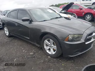 2013 Dodge Charger SE z VIN 2C3CDXBG8DH629628, wystawiony jako IAAI lot #42199220 z przebiegiem 153 556 mil mil oraz . Historia ofert i sprzedaży dostępna na DreamBid. Obrazek 1.