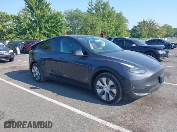2024 Tesla Model Y Long Range z VIN 7SAYGDEEXRA263444, wystawiony jako IAAI lot #40199252 z przebiegiem 9 540 mil mil oraz . Historia ofert i sprzedaży dostępna na DreamBid. Obrazek 1.