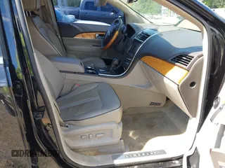 2015 Lincoln MKX z VIN 2LMDJ6JK2FBL24933, wystawiony jako IAAI lot #42227883 z przebiegiem 145 072 mil mil oraz . Historia ofert i sprzedaży dostępna na DreamBid. Obrazek 5.