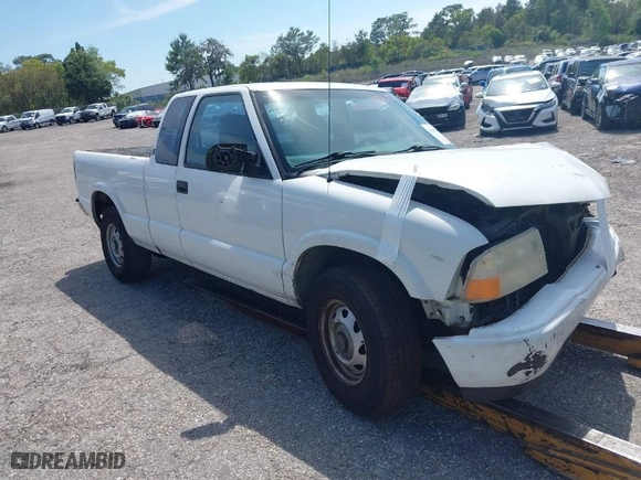 2000 GMC Sonoma SLS with VIN 1GTDT19W4YK230095, listed as a IAAI auction lot 41887818 with 232,455 mi miles. Bid and sale history available at carsss.com. Image 1.
