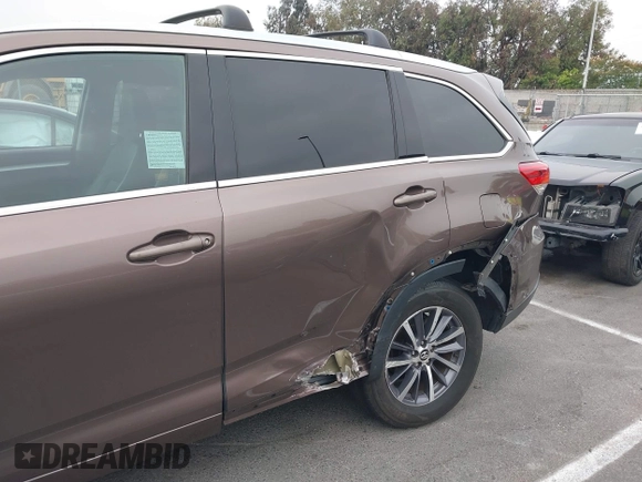 2018 Toyota Highlander SE z VIN 5TDKZRFH6JS248476, wystawiony jako IAAI lot #42644155 z przebiegiem 37 054 mil mil oraz . Historia ofert i sprzedaży dostępna na DreamBid. Obrazek 6.
