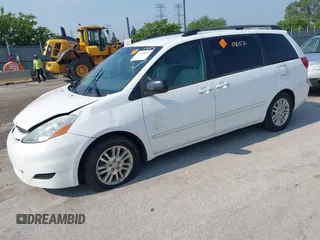 2008 Toyota Sienna CE z VIN 5TDZK23C58S155686, wystawiony jako IAAI lot #42420657 z przebiegiem Nie podano mil oraz . Historia ofert i sprzedaży dostępna na DreamBid. Obrazek 2.