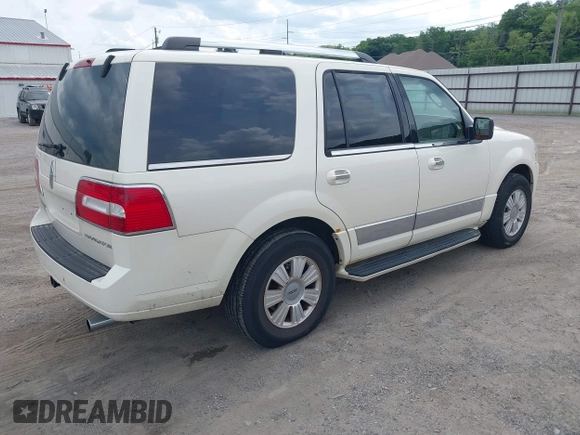2007 Lincoln Navigator z VIN 5LMFU27587LJ21193, wystawiony jako IAAI lot #42474551 z przebiegiem 132 792 mil mil oraz . Historia ofert i sprzedaży dostępna na DreamBid. Obrazek 4.