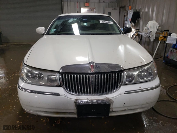 2002 Lincoln Town Car Sig. with VIN 1LNHM82W72Y655487, listed as a Copart auction lot 82911284 with 145,337 mi miles and Salvage Title. Bid and sale history available at carsss.com. Image 5.